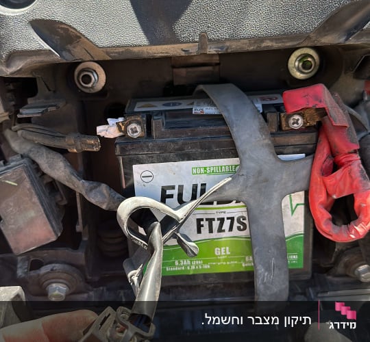 מצבר רכב עם חיבורי כבלים ויד מחזיקה מחבר